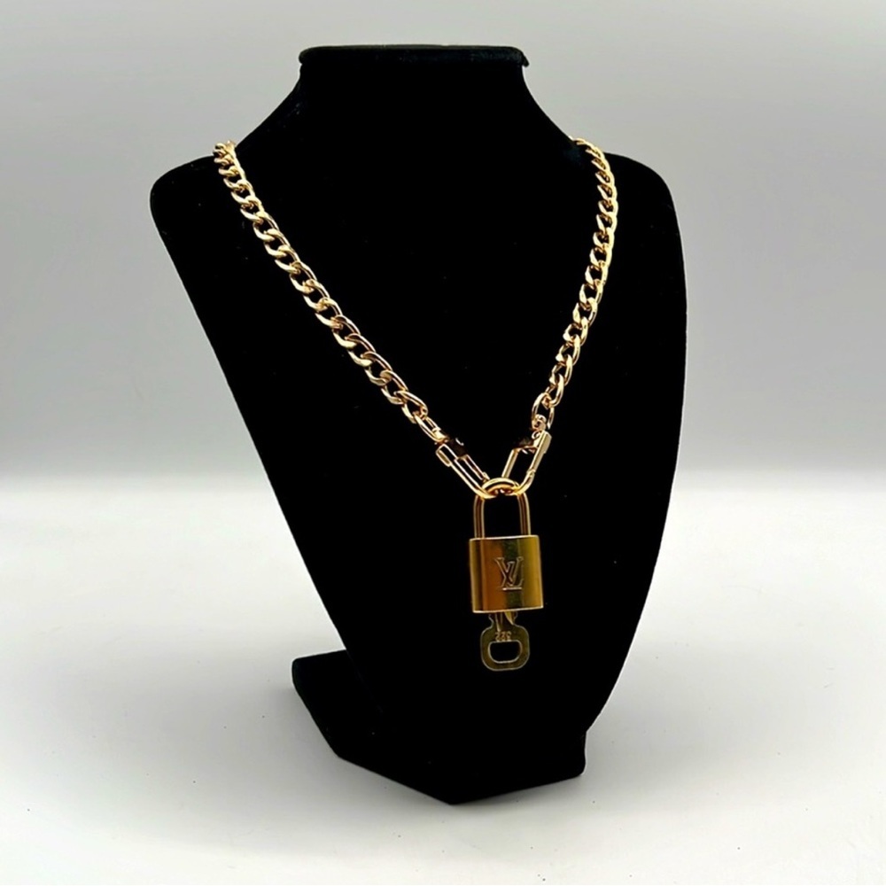 Fade Resistant Chains - Picture 6 of 6